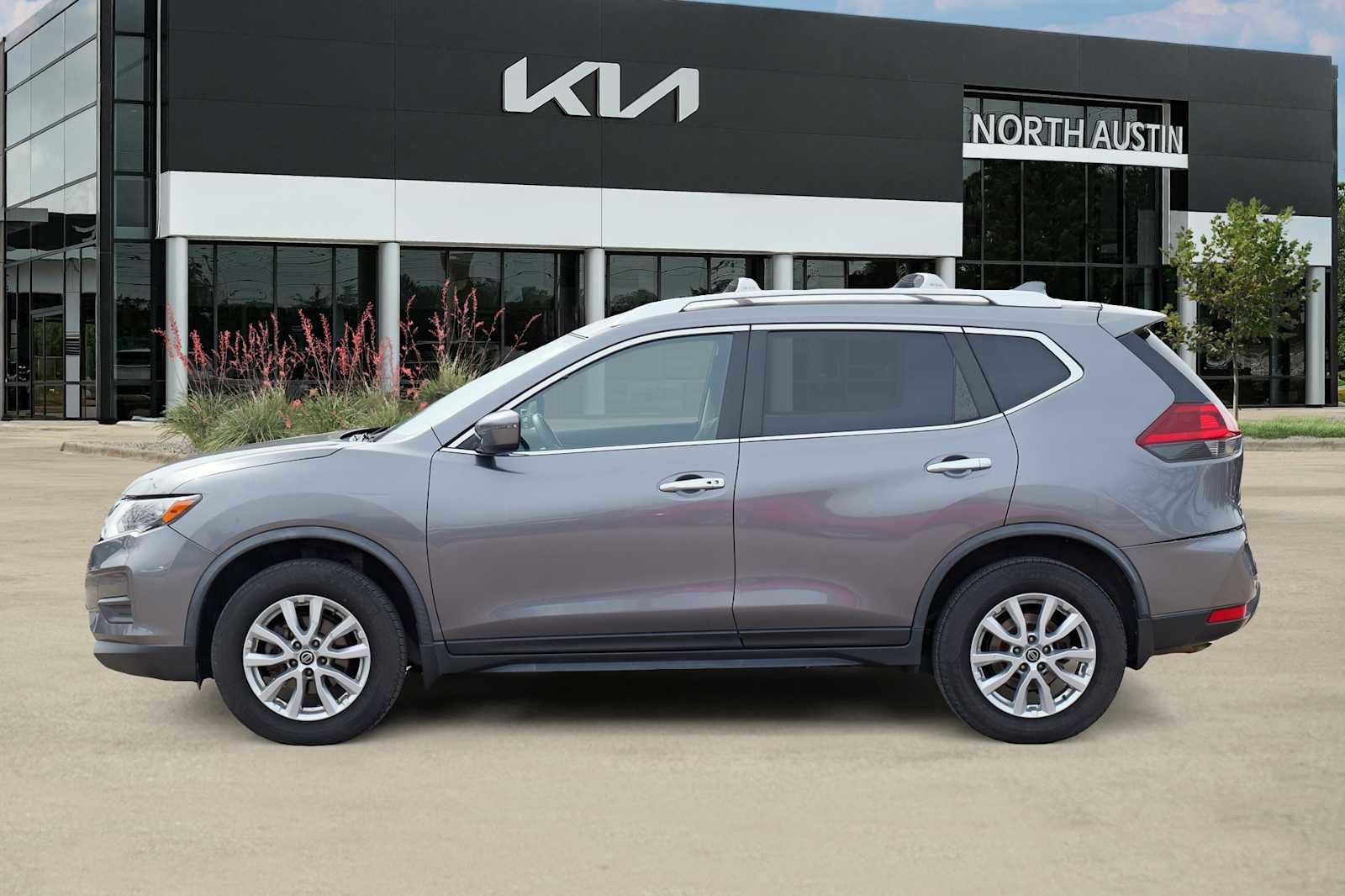Used 2020 Nissan Rogue SV image 4