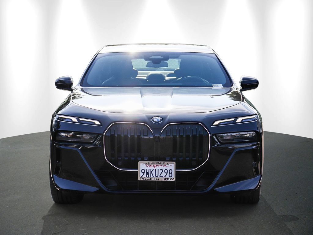 Used 2026 BMW 750e xDrive w/ Premium Package AWD/4WD image 2