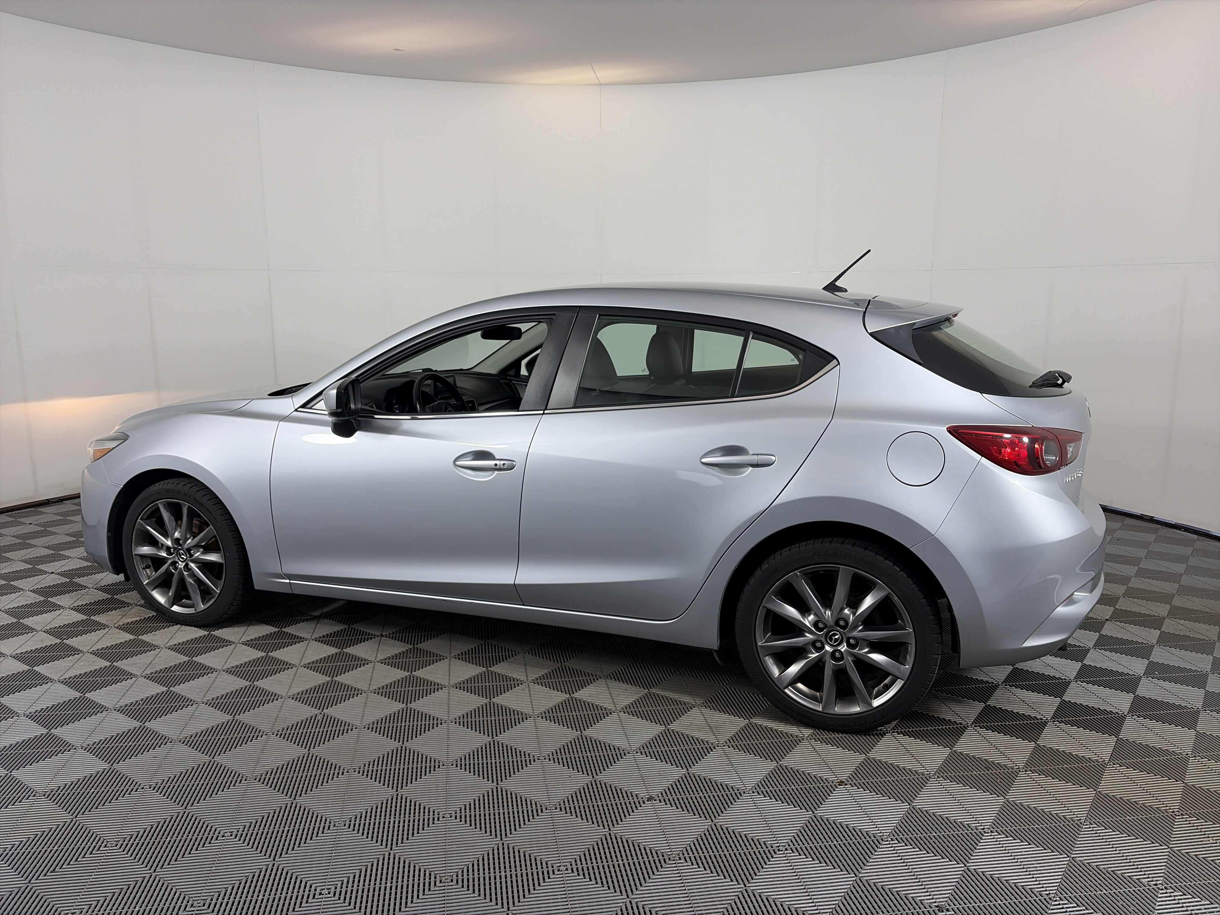 Used 2018 MAZDA MAZDA3 Touring FWD image 8