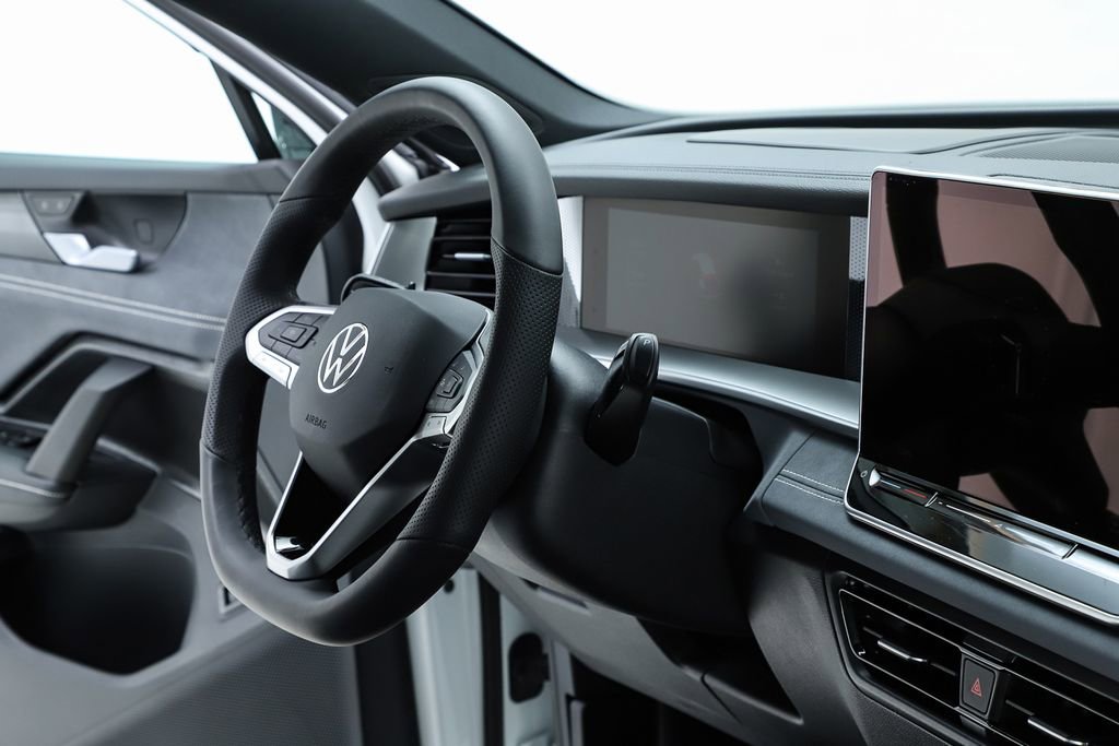 New 2026 Volkswagen Tiguan SE R-Line image 35