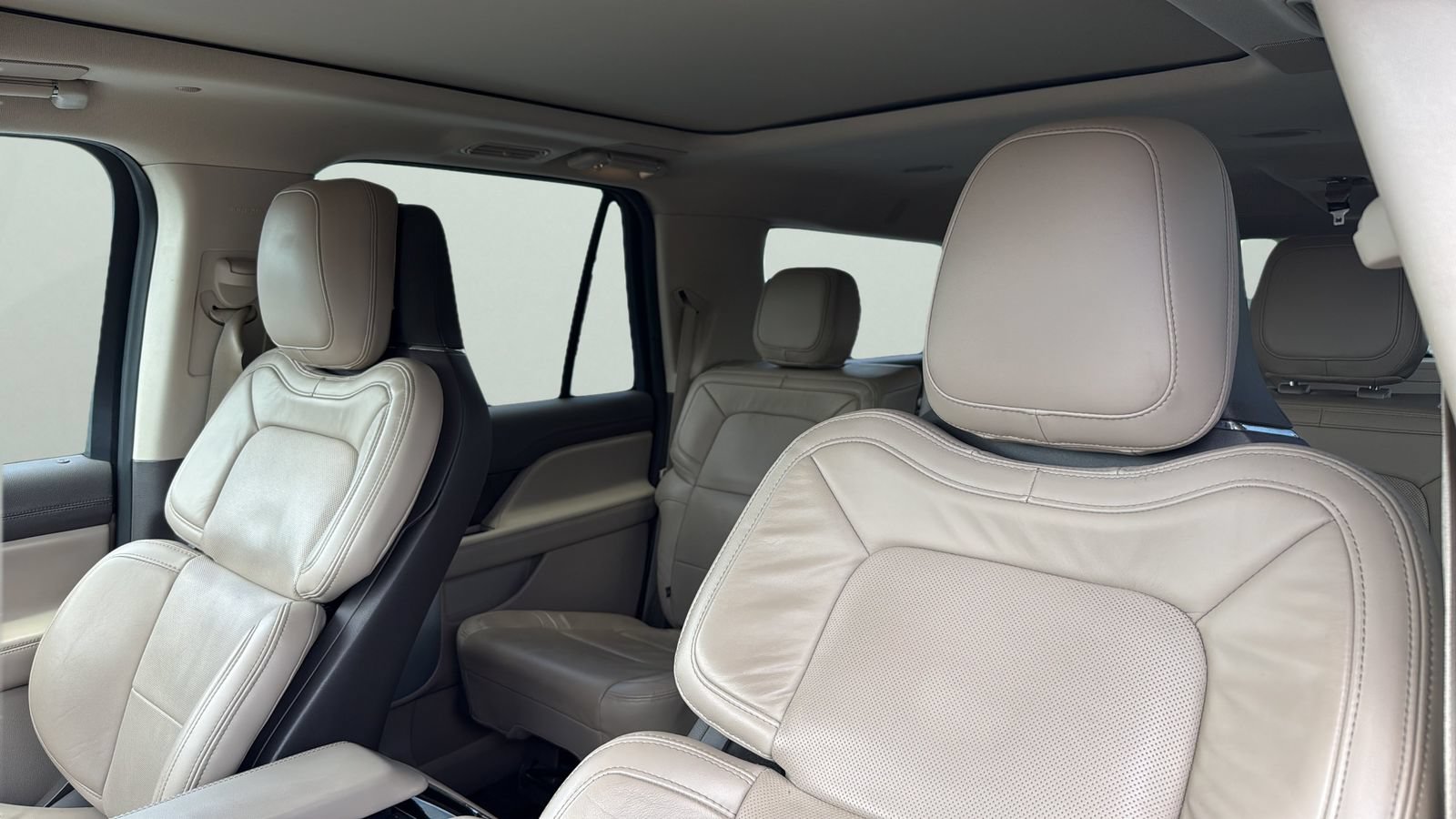 Used 2022 Lincoln Navigator L Reserve AWD/4WD image 9