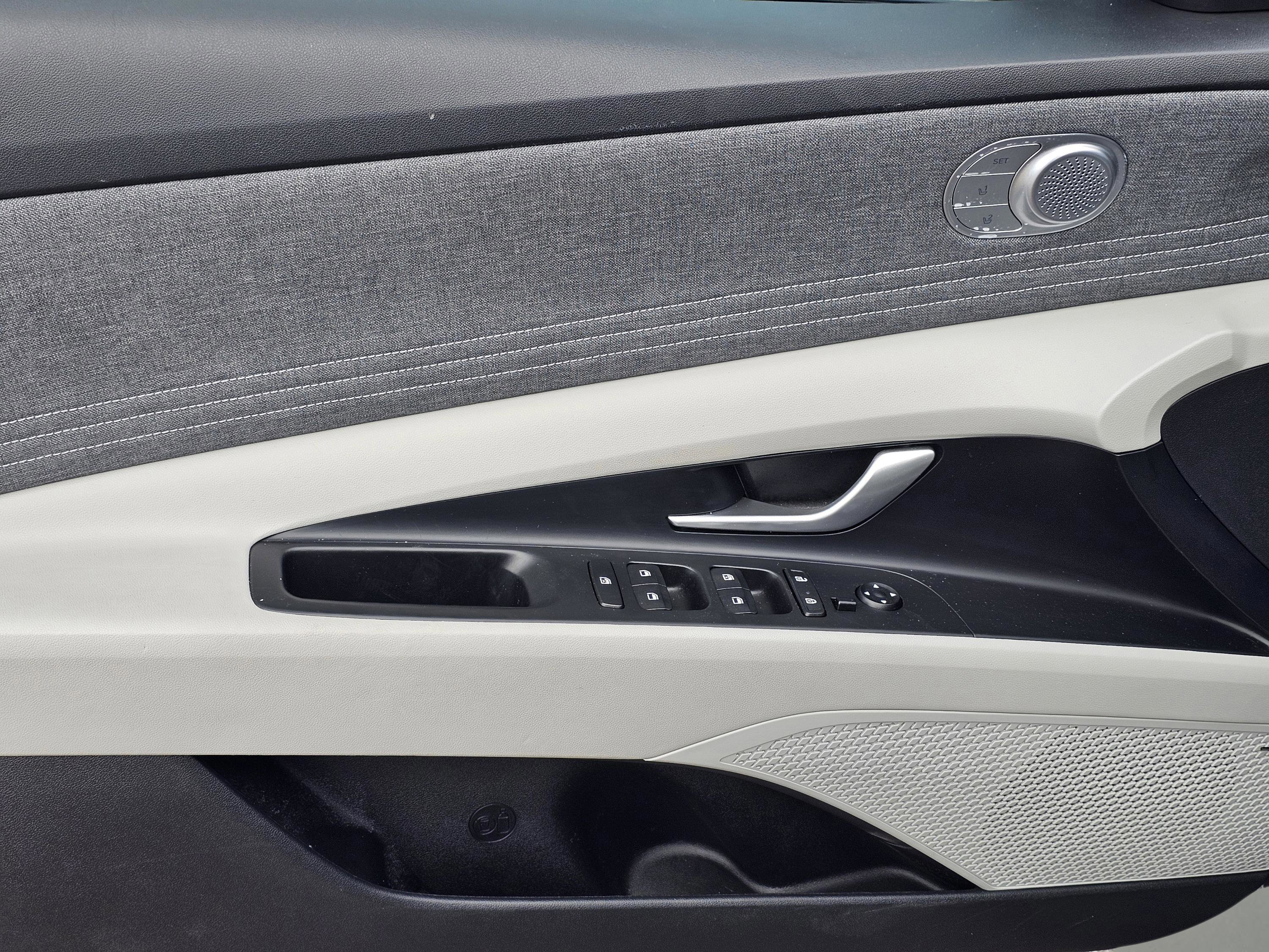 Used 2023 Hyundai Elantra Limited w/ Preferred Accessory Package image 14