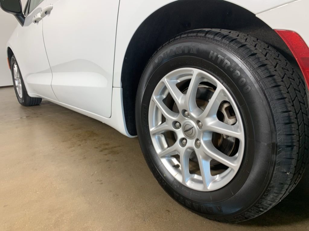 Used 2023 Chrysler Pacifica Touring-L FWD image 15