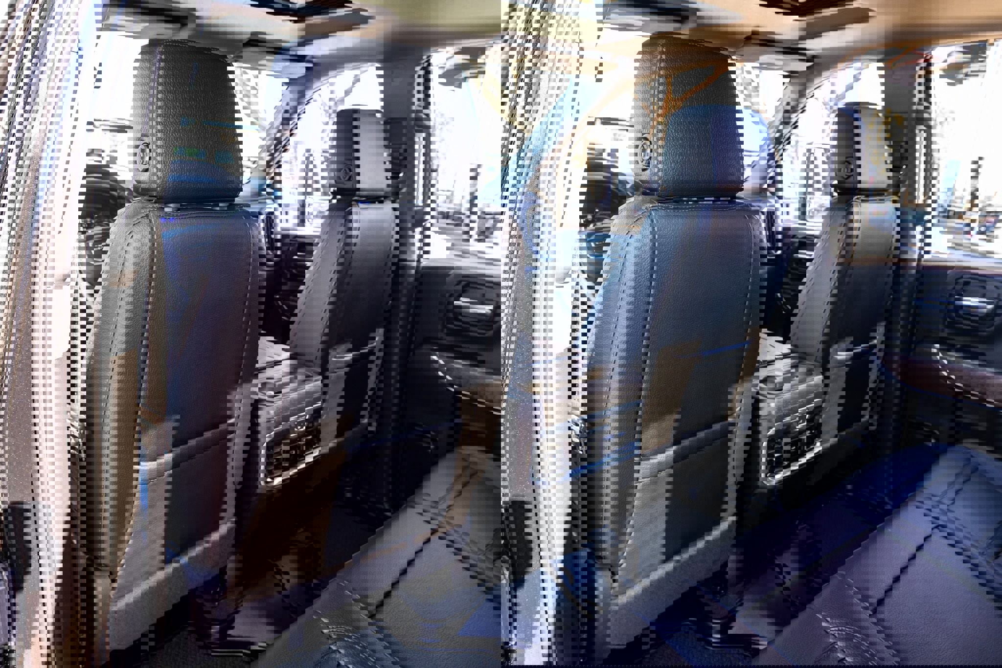 Used 2023 GMC Sierra 2500 Denali w/ Denali Black Diamond Edition image 32