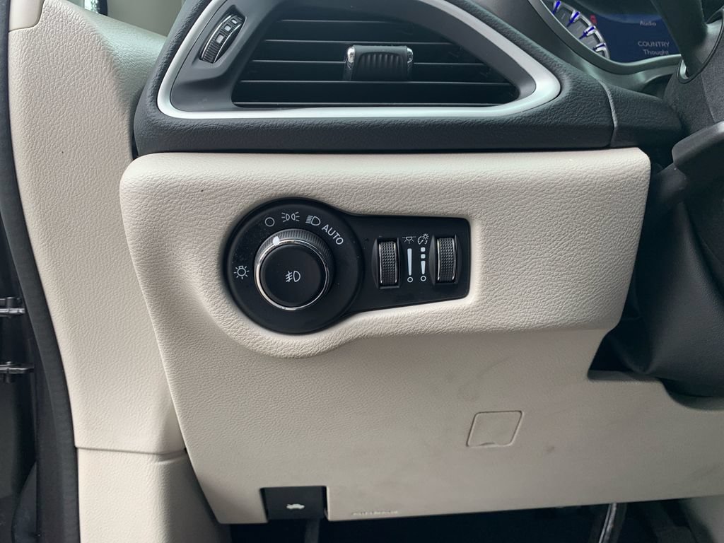 Used 2023 Chrysler Pacifica Touring-L FWD image 13