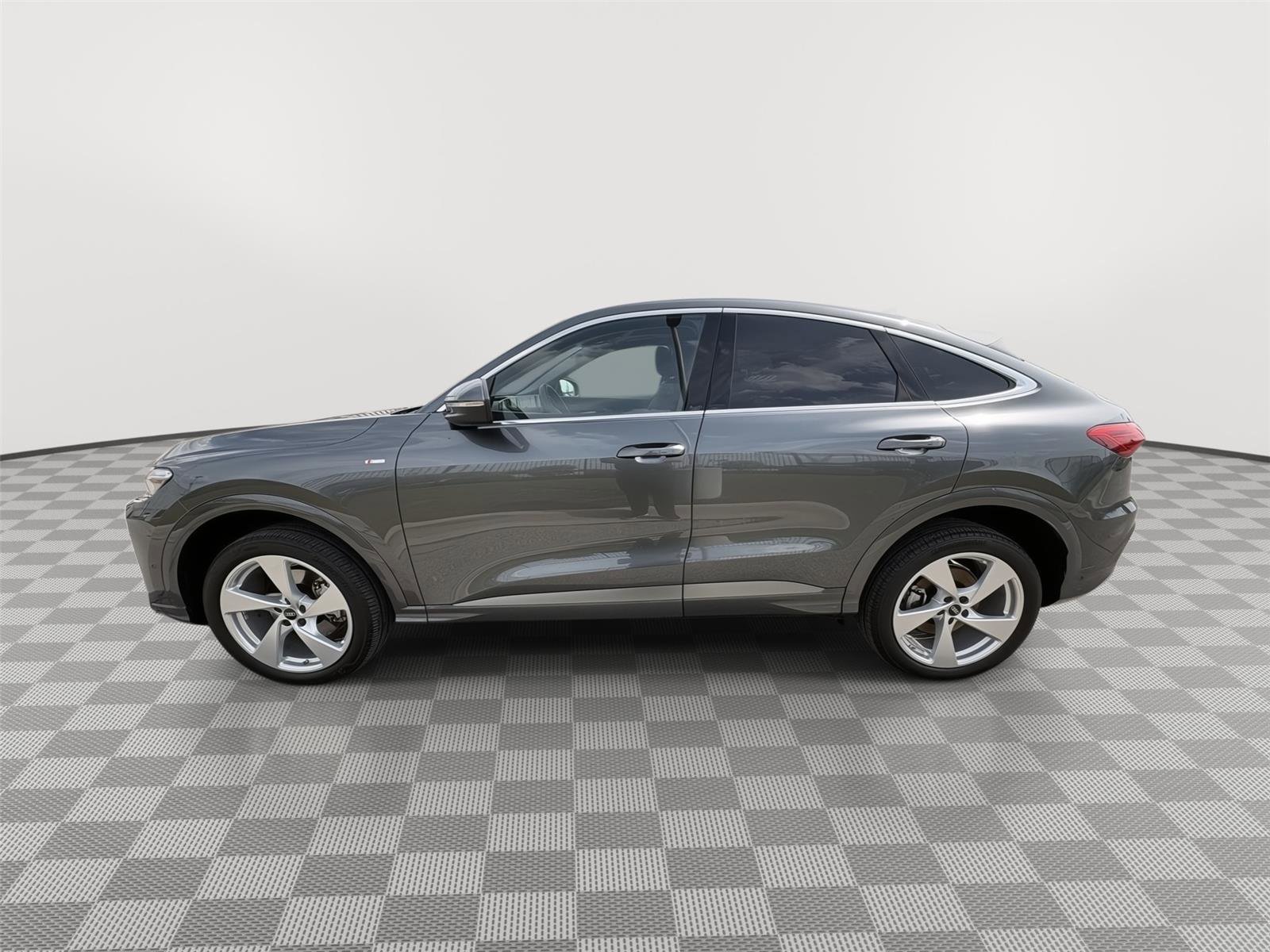 Used 2025 Audi Q5 Premium Plus w/ Premium Plus image 2