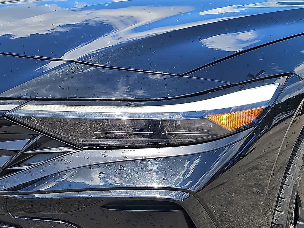Used 2025 Hyundai Elantra Limited FWD image 8