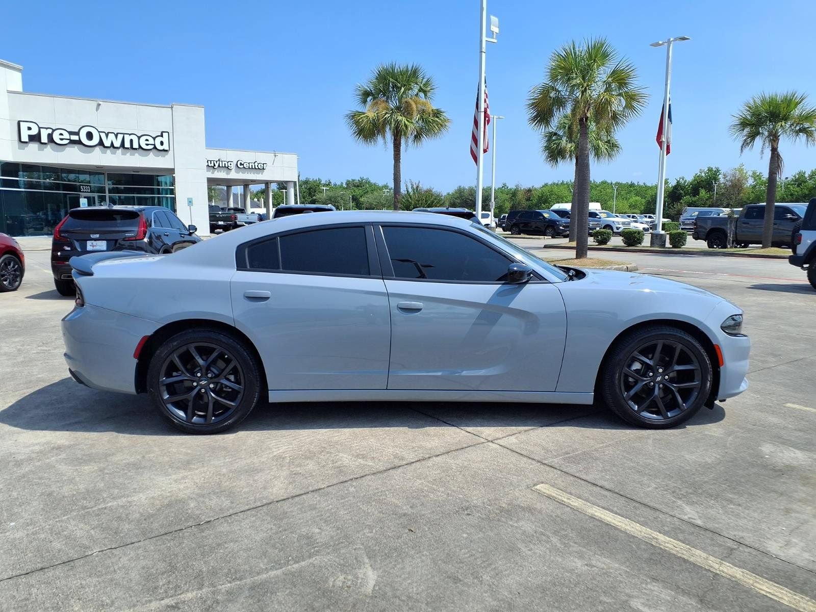 Used 2022 Dodge Charger SXT w/ Blacktop Package RWD image 4