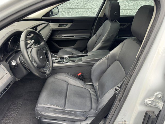 Used 2018 Jaguar XF Premium image 7