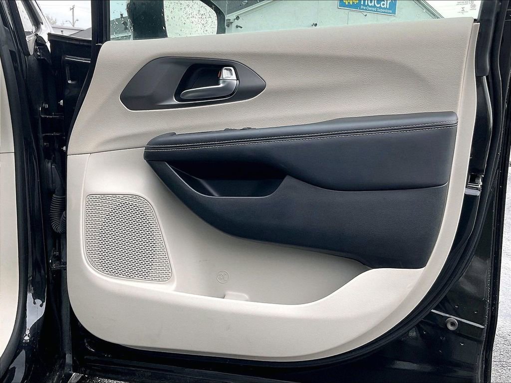 Used 2023 Chrysler Pacifica Touring-L FWD image 27