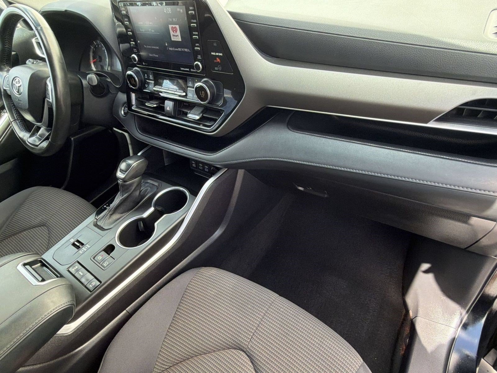 Used 2022 Toyota Highlander LE FWD image 35