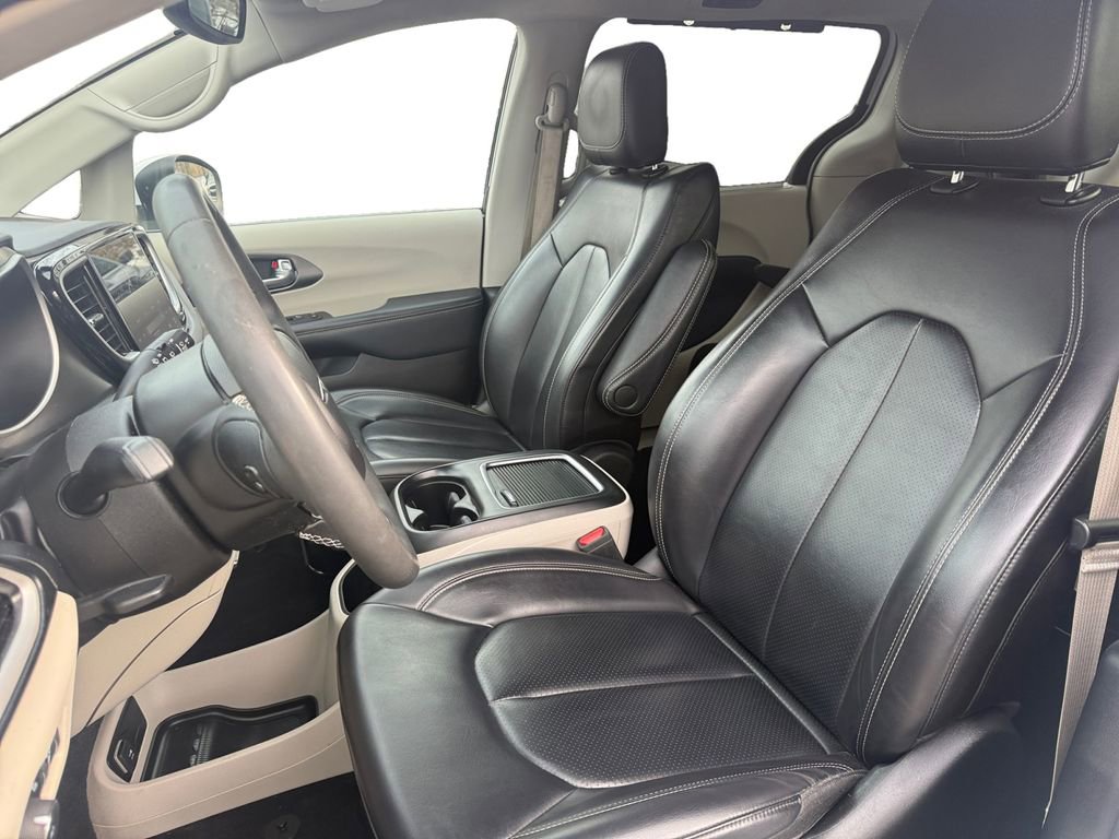 Used 2023 Chrysler Pacifica Touring-L image 9