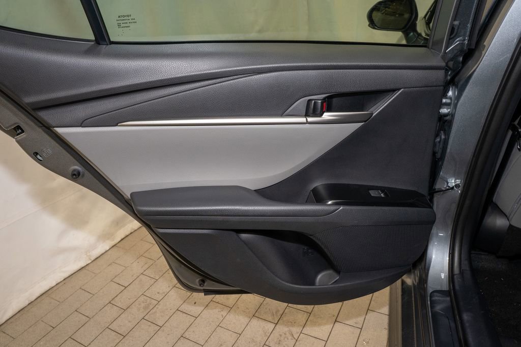Used 2025 Toyota Camry SE image 9