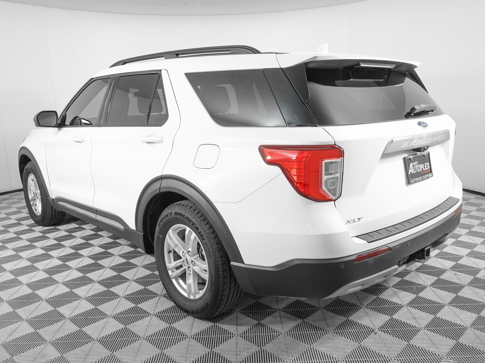 Used 2022 Ford Explorer XLT w/ Equipment Group 202A image 7