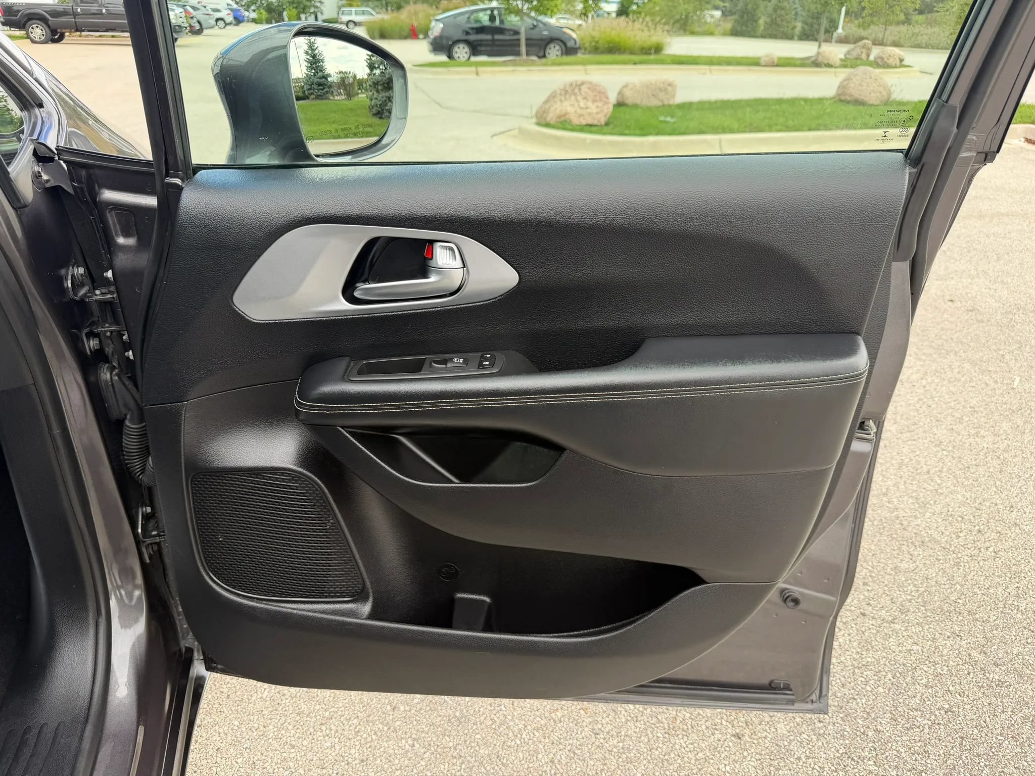 Used 2021 Chrysler Pacifica Touring w/ S Appearance Package FWD image 24