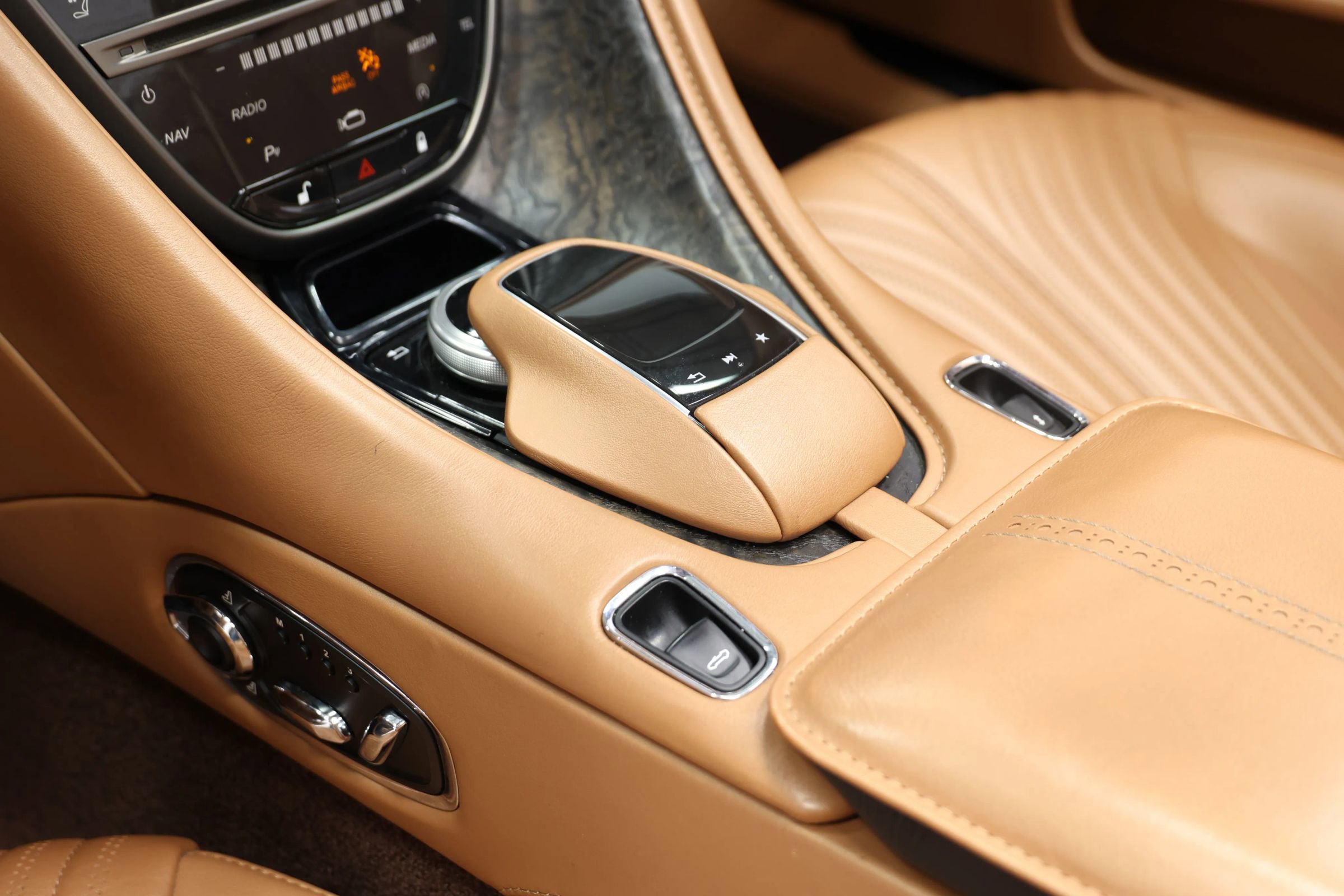 Used 2020 Aston Martin DB11 Volante image 42