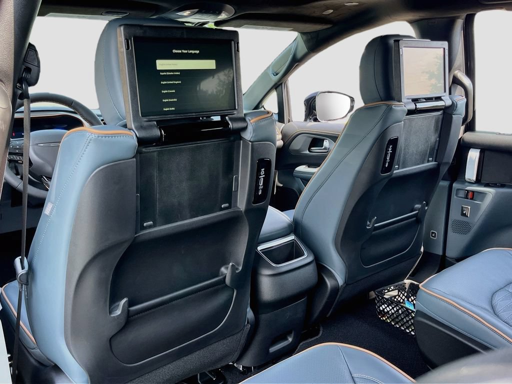 New 2027 Chrysler Pacifica Pinnacle w/ Theater Group FWD image 27
