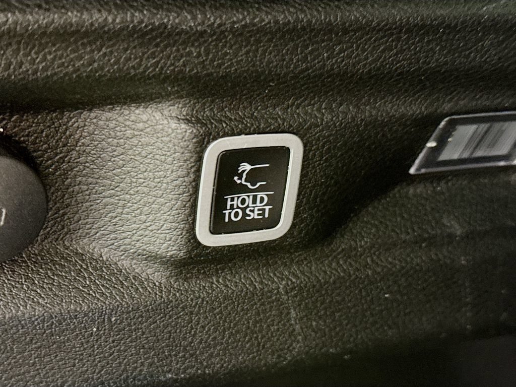 Used 2023 Jeep Grand Cherokee L Limited AWD/4WD image 32