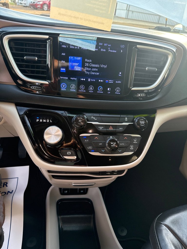 Used 2017 Chrysler Pacifica Touring-L w/ Tire & Wheel Group image 17