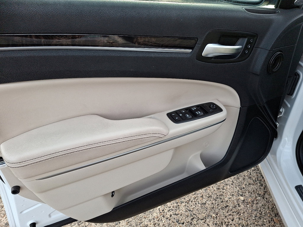 Used 2018 Chrysler 300 Limited image 24