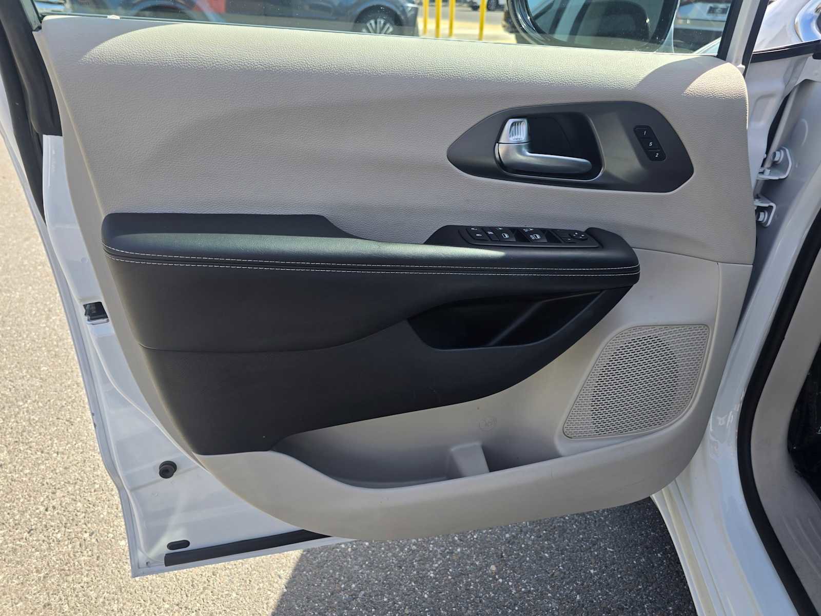 Used 2024 Chrysler Pacifica Touring-L image 22