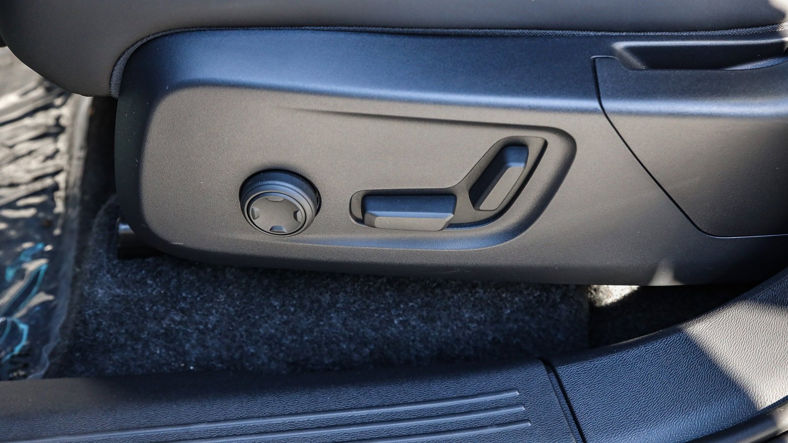 Used 2023 Volvo C40 P8 Recharge Ultimate image 21