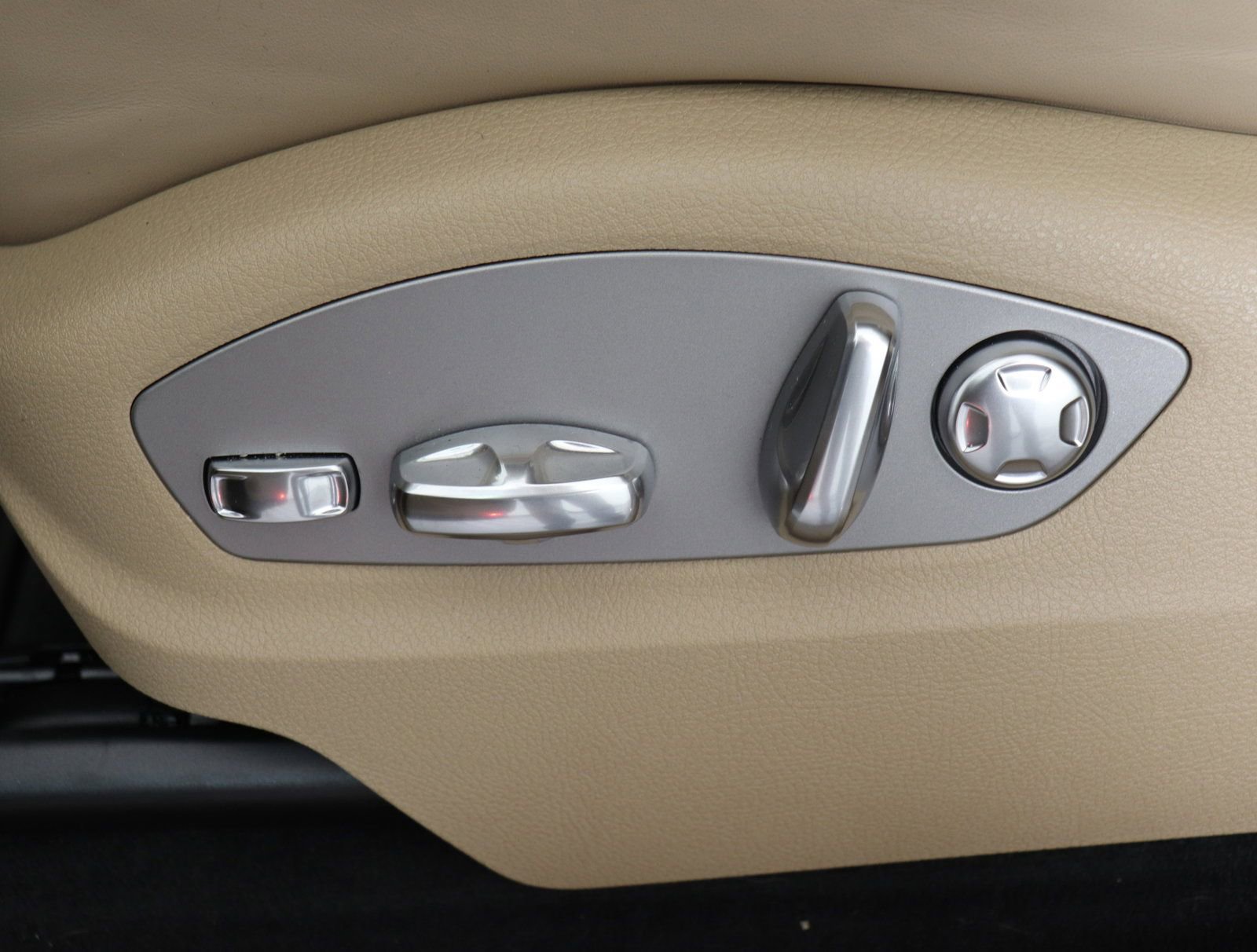 Used 2025 Porsche Macan image 23