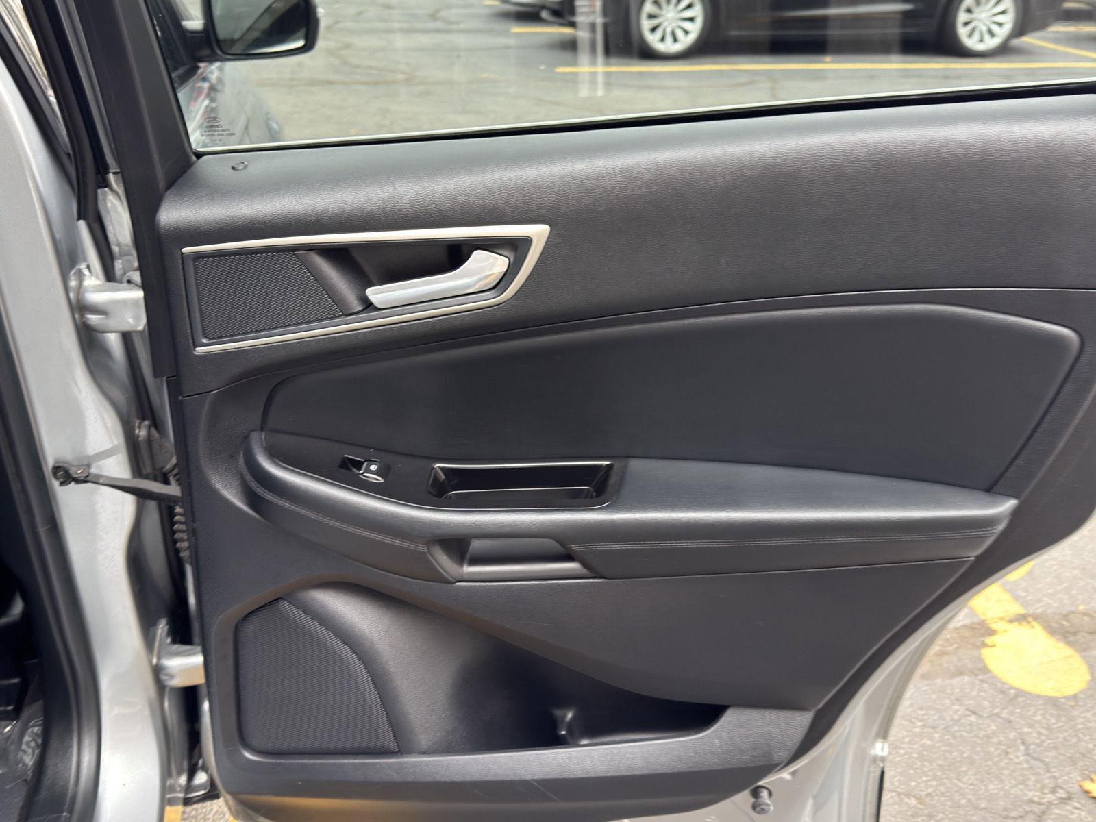 Used 2020 Ford Edge SEL image 37