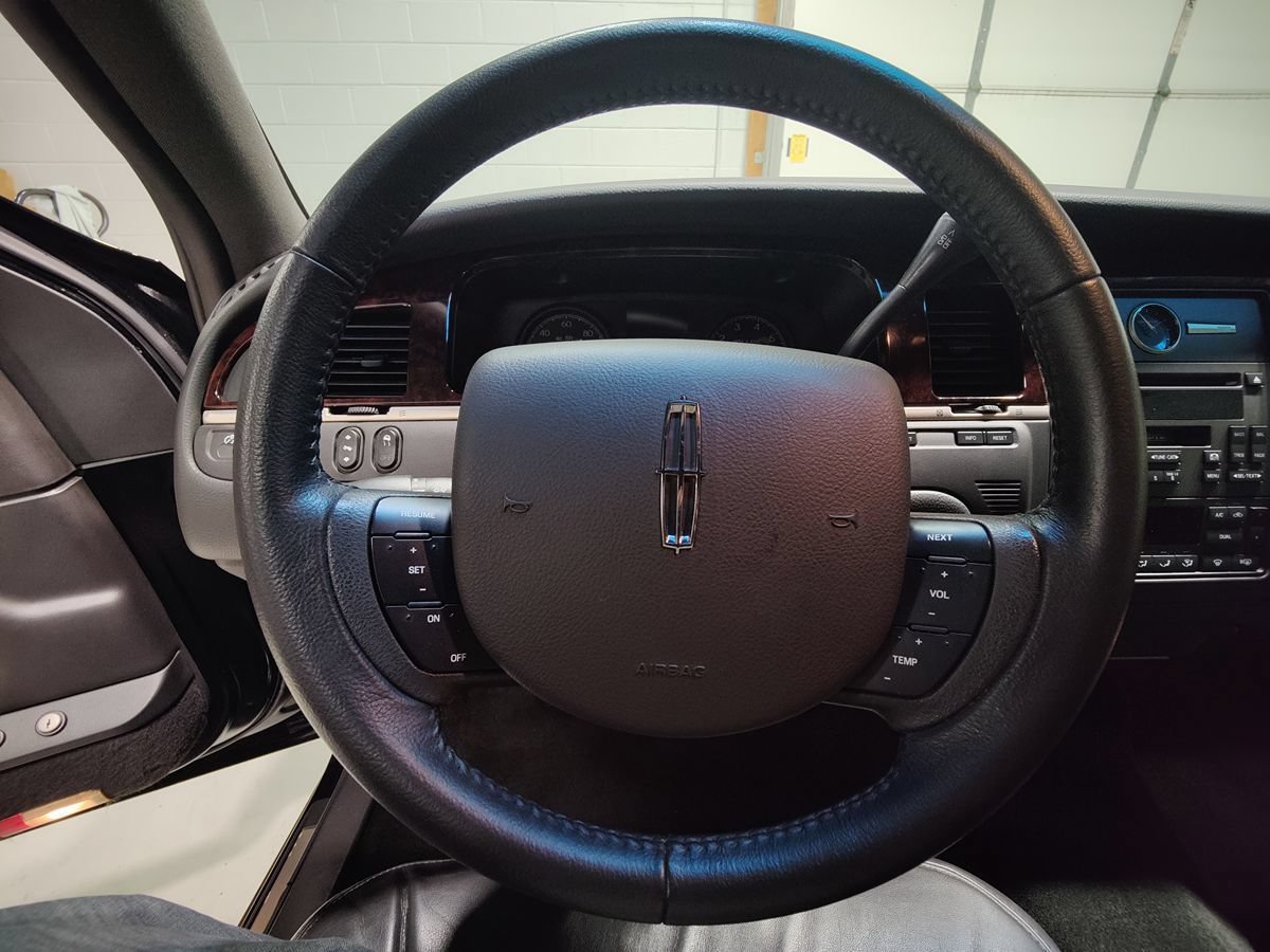 Used 2011 Lincoln Town Car Executive L RWD image 34