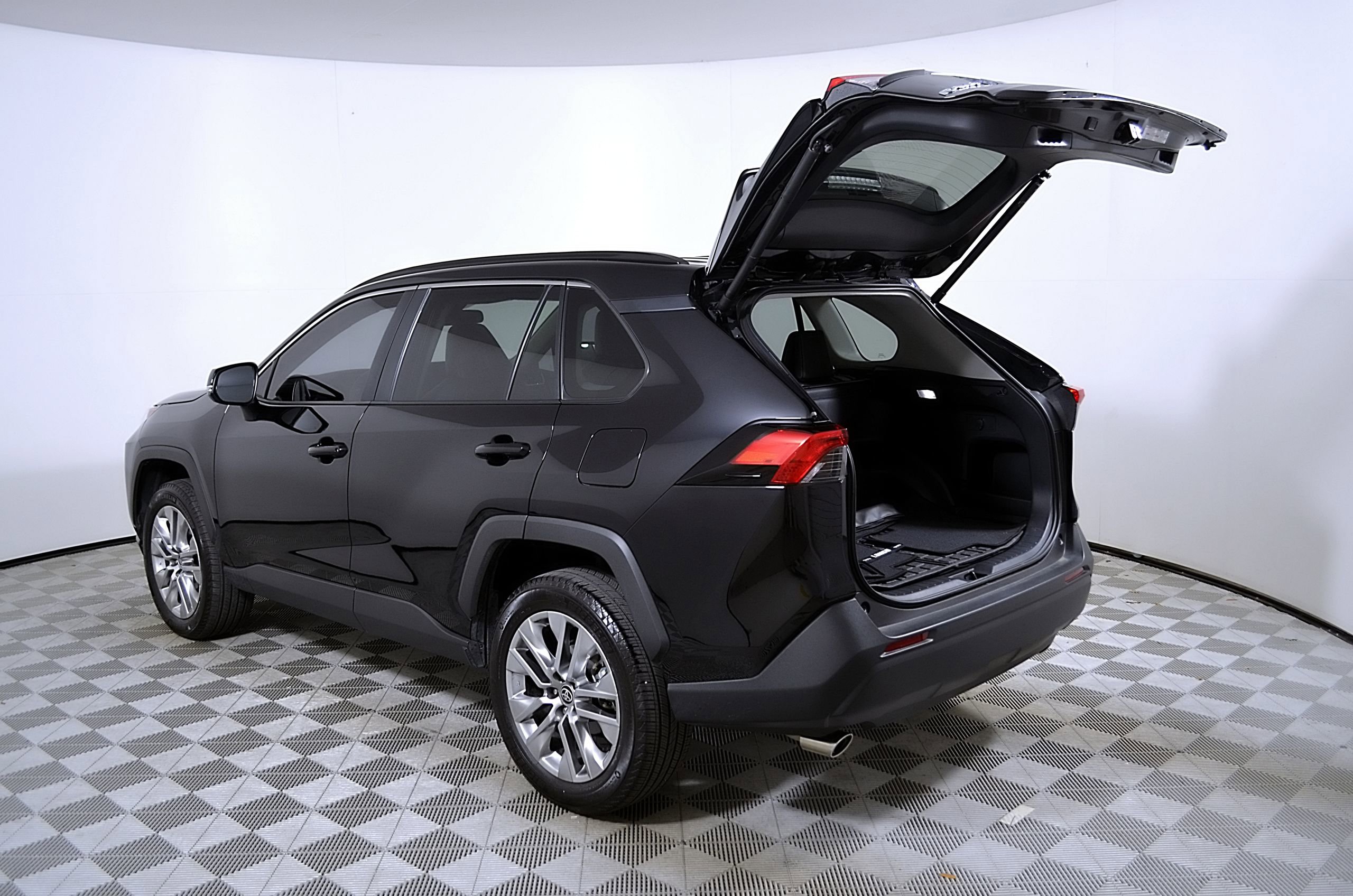 Used 2025 Toyota RAV4 XLE Premium FWD image 11