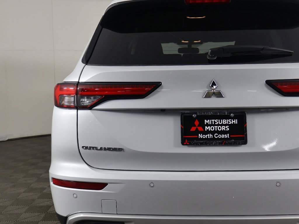 Used 2024 Mitsubishi Outlander SE Black Edition image 16