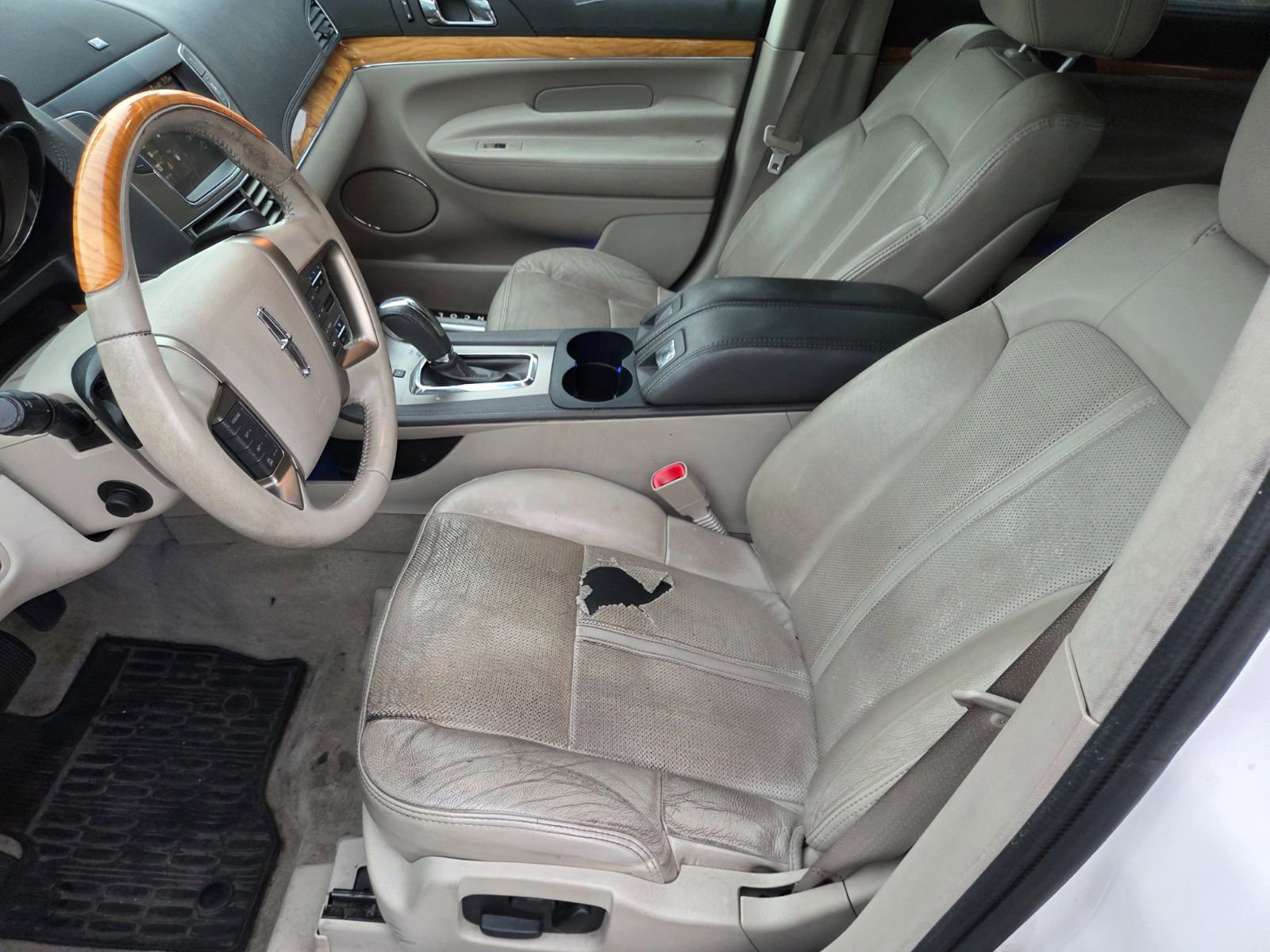 Used 2012 Lincoln MKT AWD image 9