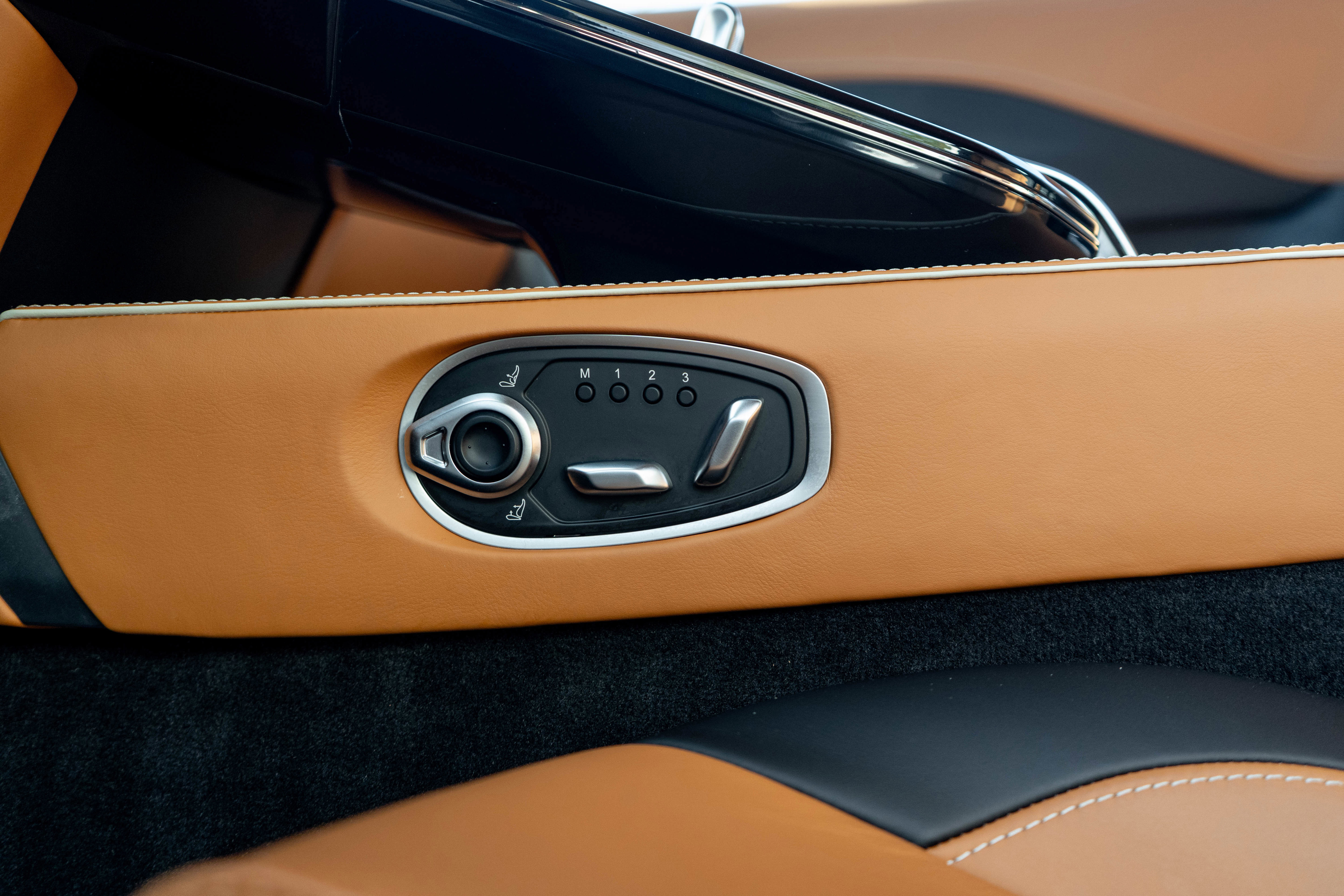 Used 2025 Aston Martin V8 Vantage Coupe image 25