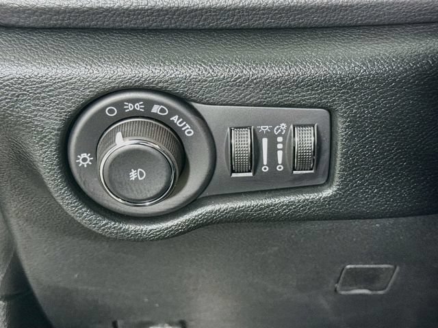 Used 2026 Chrysler Pacifica Select AWD/4WD image 10