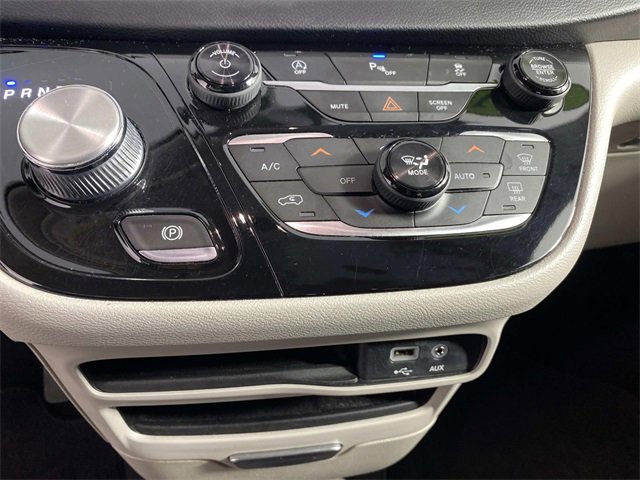 Used 2018 Chrysler Pacifica Touring-L image 23