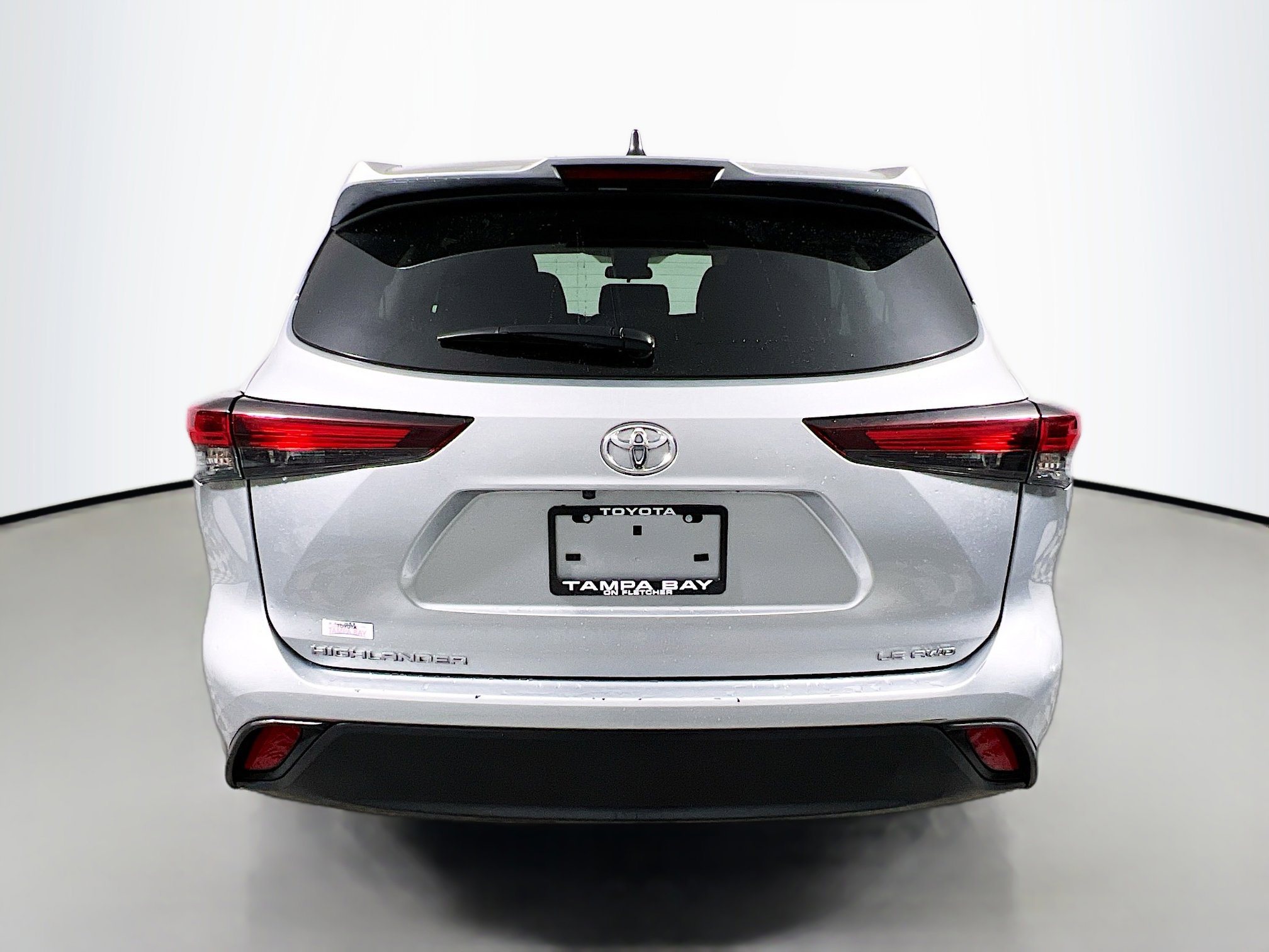Used 2024 Toyota Highlander LE AWD/4WD image 6