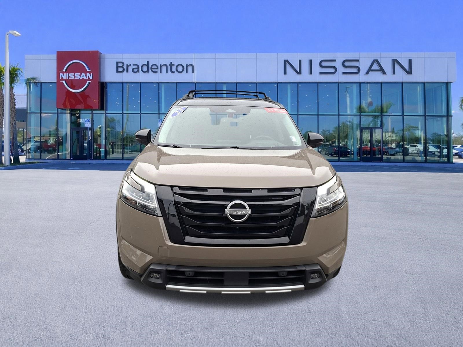 Used 2023 Nissan Pathfinder Platinum AWD/4WD image 2