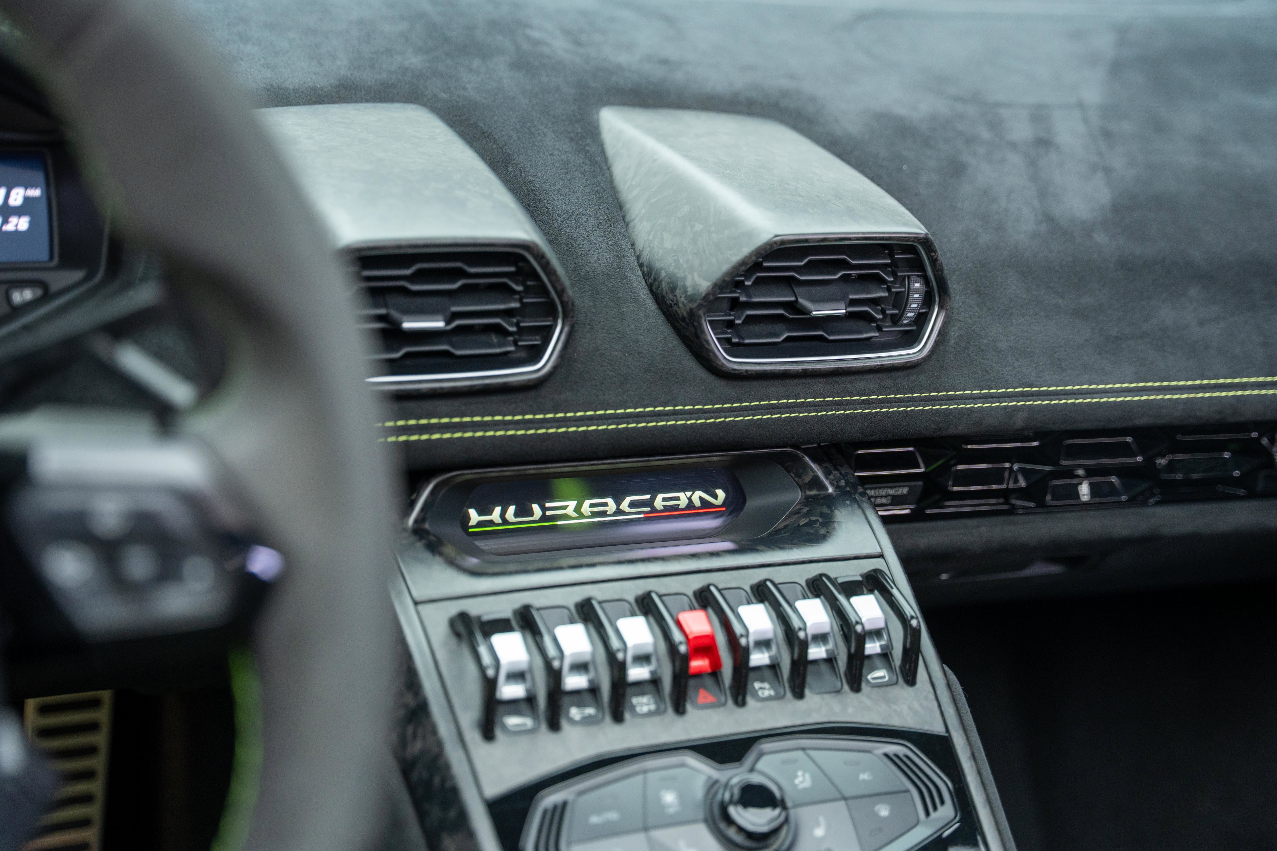 Used 2019 Lamborghini Huracan Performante AWD/4WD image 36