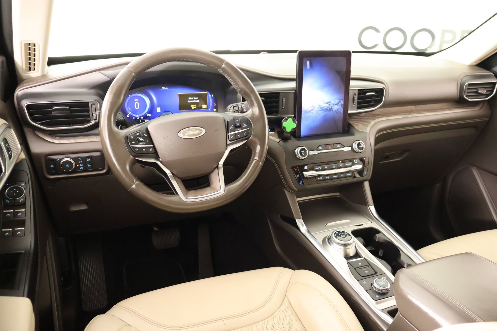 Used 2020 Ford Explorer Platinum w/ Premium Technology Package image 2