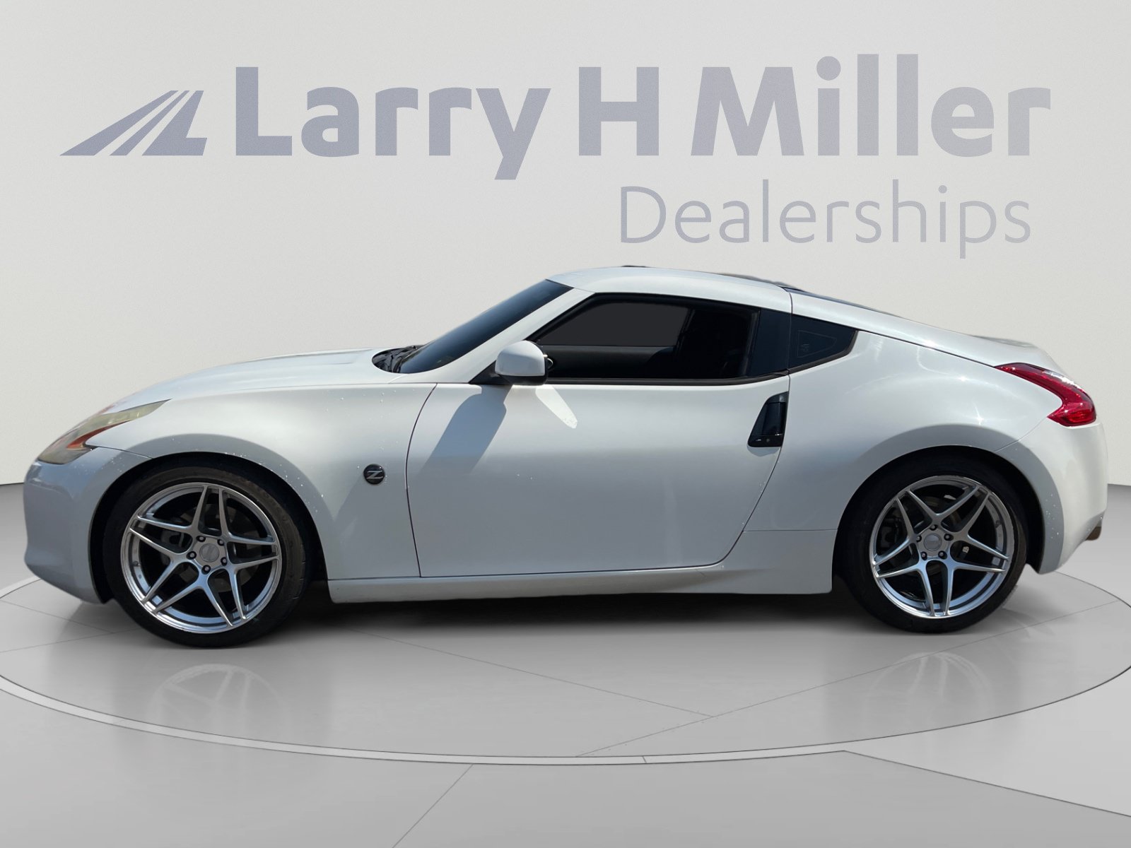 Used 2009 Nissan 370Z Coupe RWD image 2