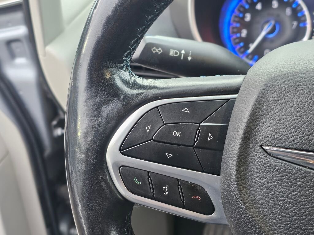 Used 2021 Chrysler Pacifica Touring-L image 30