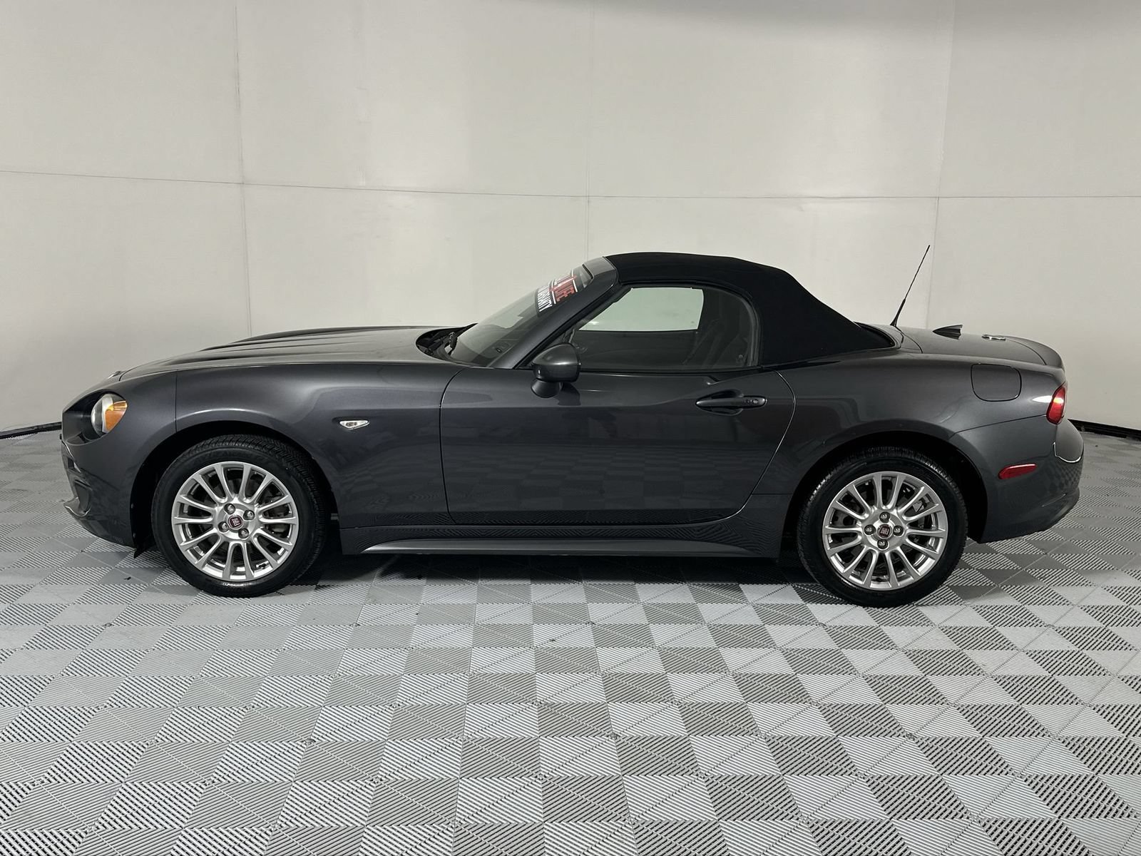 Used 2018 FIAT 124 Spider Classica w/ Technology & Siriusxm Group RWD image 5