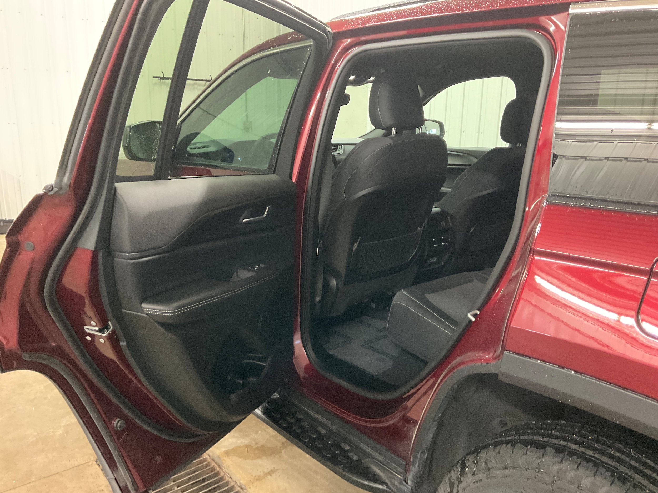 Used 2024 Jeep Grand Cherokee Laredo AWD/4WD image 17