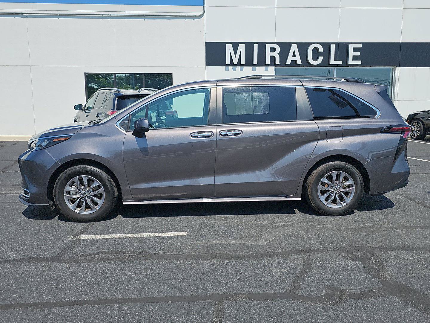 Used 2024 Toyota Sienna XLE FWD image 3