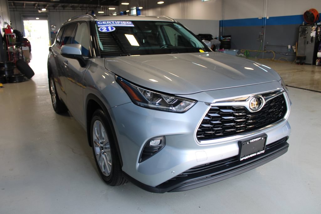 Used 2021 Toyota Highlander Limited AWD/4WD image 3