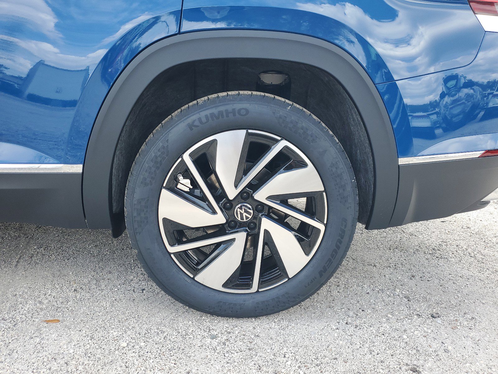 New 2025 Volkswagen Atlas SEL image 9