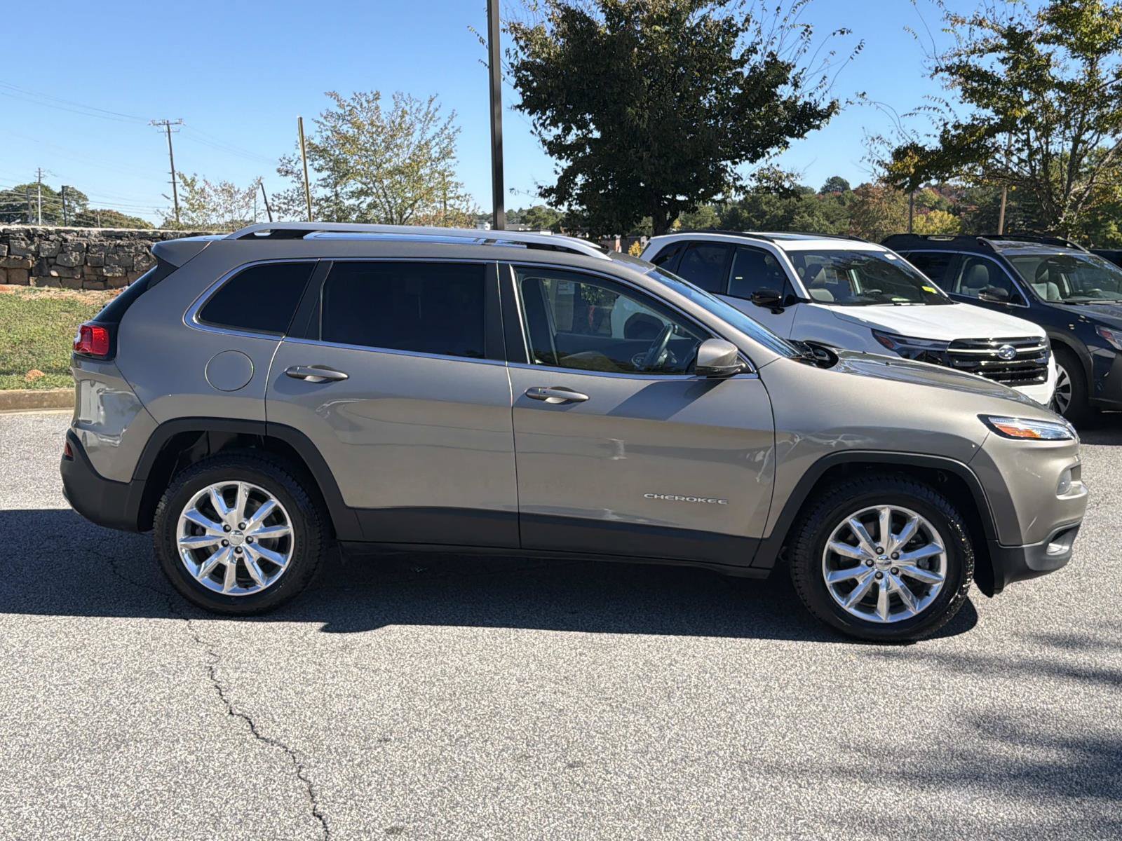 Used 2017 Jeep Cherokee Limited AWD/4WD image 10