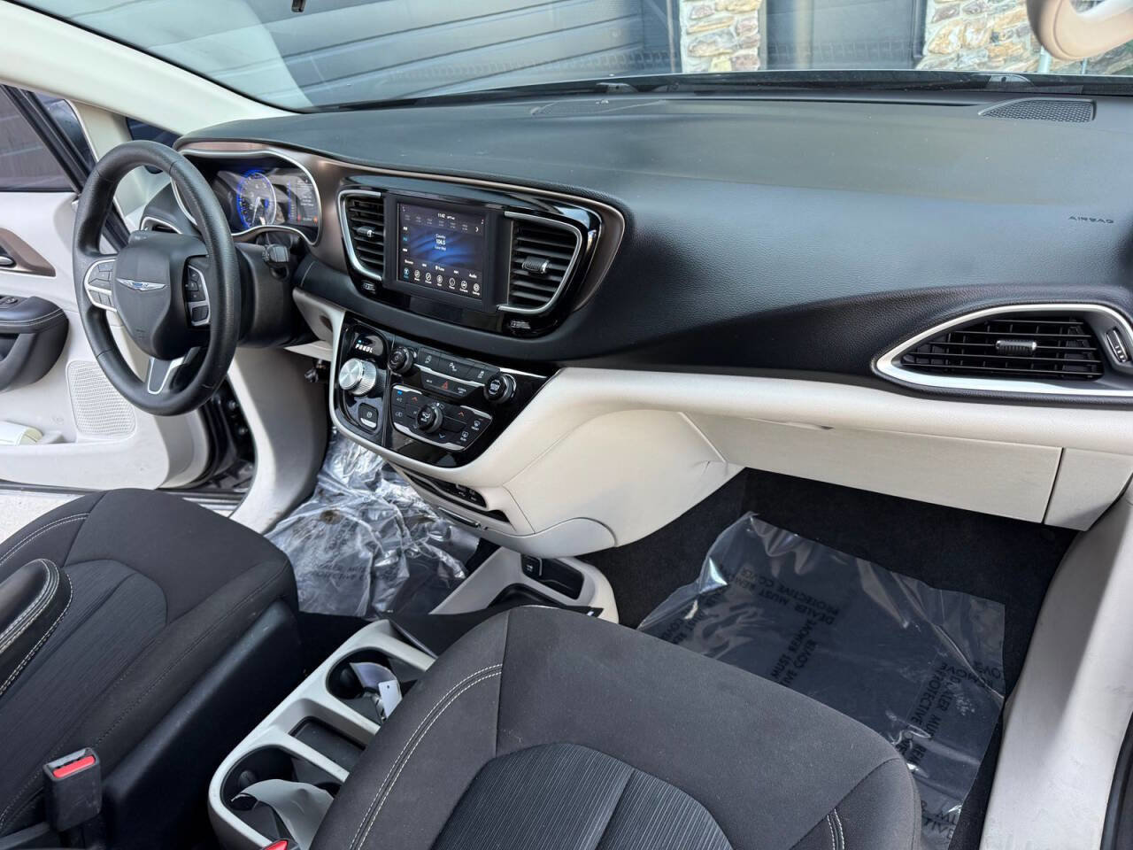 Used 2020 Chrysler Voyager LX image 15