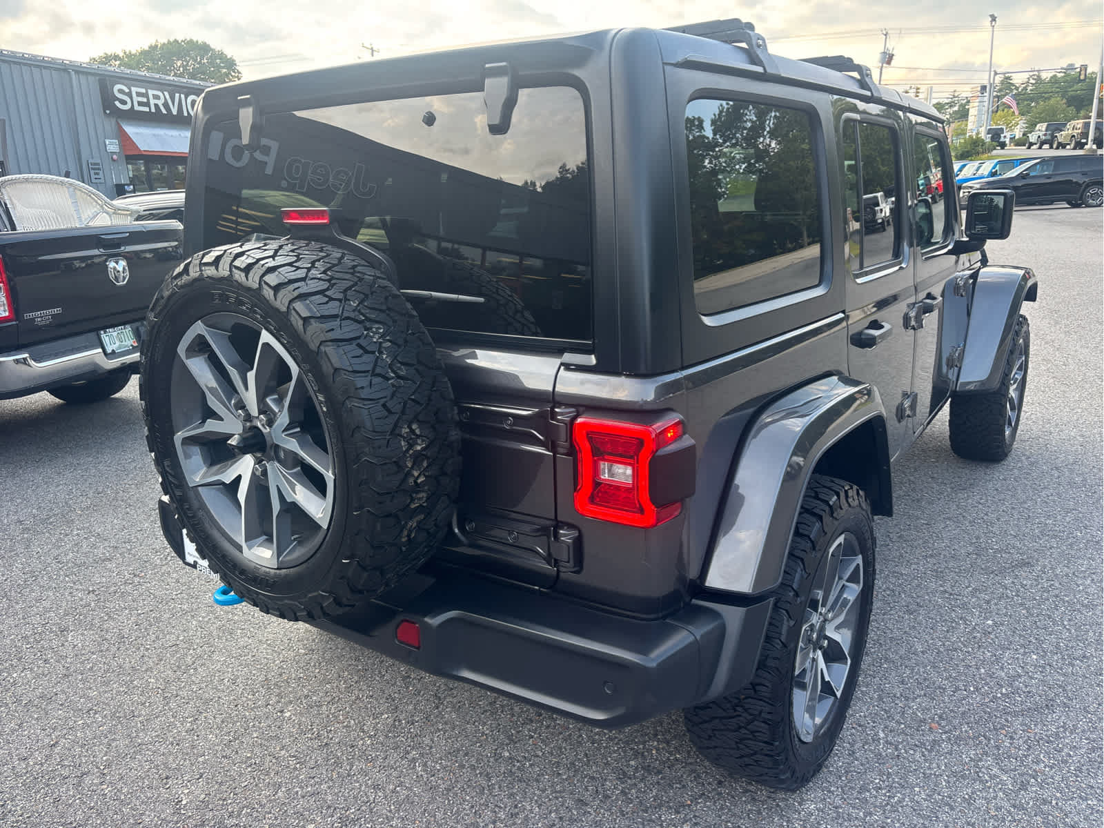 Used 2024 Jeep Wrangler Unlimited w/ Convenience Group AWD/4WD image 7