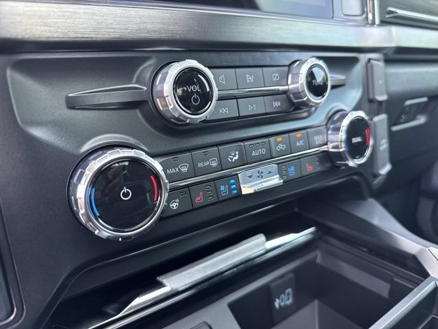 Used 2024 Ford F350 Lariat w/ Lariat Ultimate Package AWD/4WD image 36